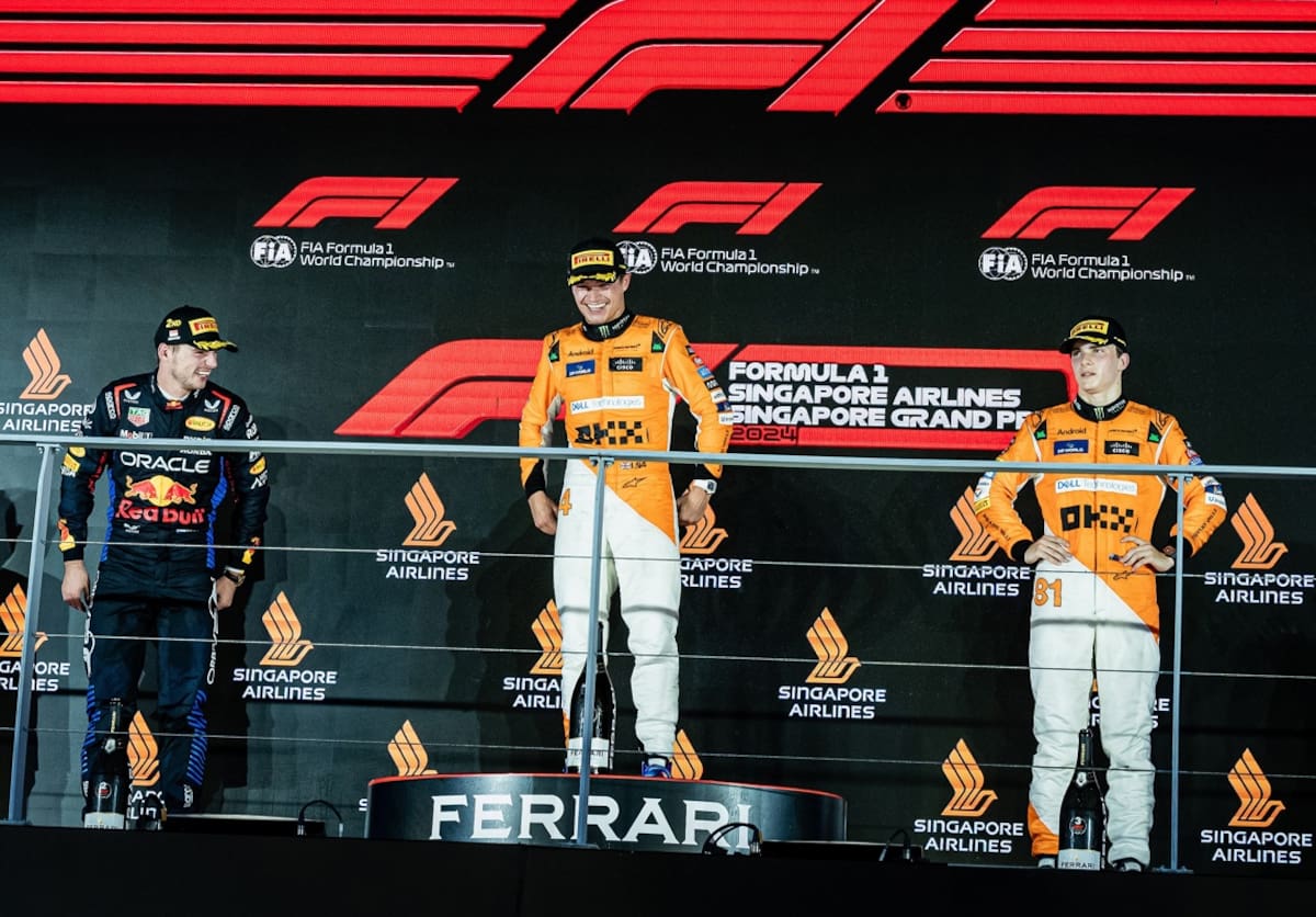 Lando Norris, Max Verstappen y Oscar Piastri conformaron el podio del GP de Singapur que se corrió el domingo recién pasado. (Foto: EFE)