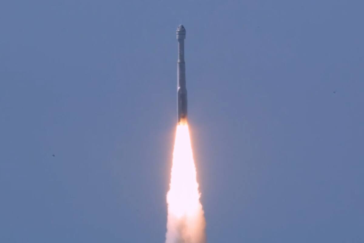 El lanzamiento de la aeronave tripulada se realizó pasadas las 14:50 horas de este miércoles.