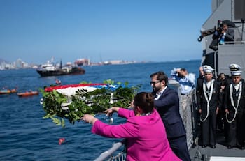 VIDEO | Día de las Glorias Navales en Iquique: ¿Por qué se lanzaron ofrendas florales al mar en homenaje de la Armada?