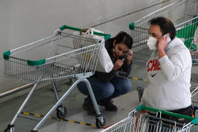Santiago 13 mayo 2020
Larga fila se registran en el Jumbo ubicado en Av. Francisco Bilbao con Latadia, luego de que el Gobierno decretara cuarentena total en el gran Santiago por pandemia mundial de Coronavirus
Jonnathan Oyarzun/Aton Chile