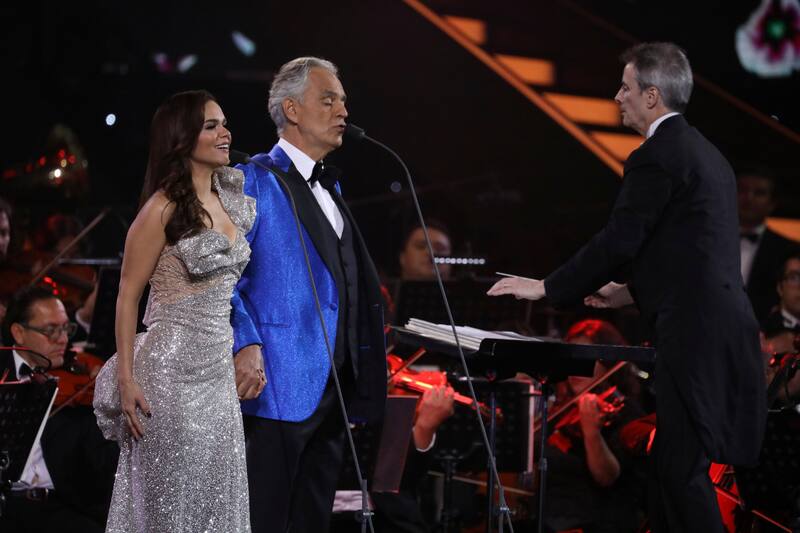 se lució en el escenario de la Quinta Vergara con Andrea Bocelli. Foto: ATON.