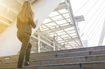 Subir escaleras y otras actividades cotidianas que previenen el cáncer