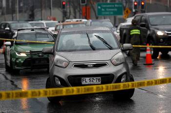 Las Condes: Encuentran a hombre muerto dentro de un auto cerca del Costanera Center