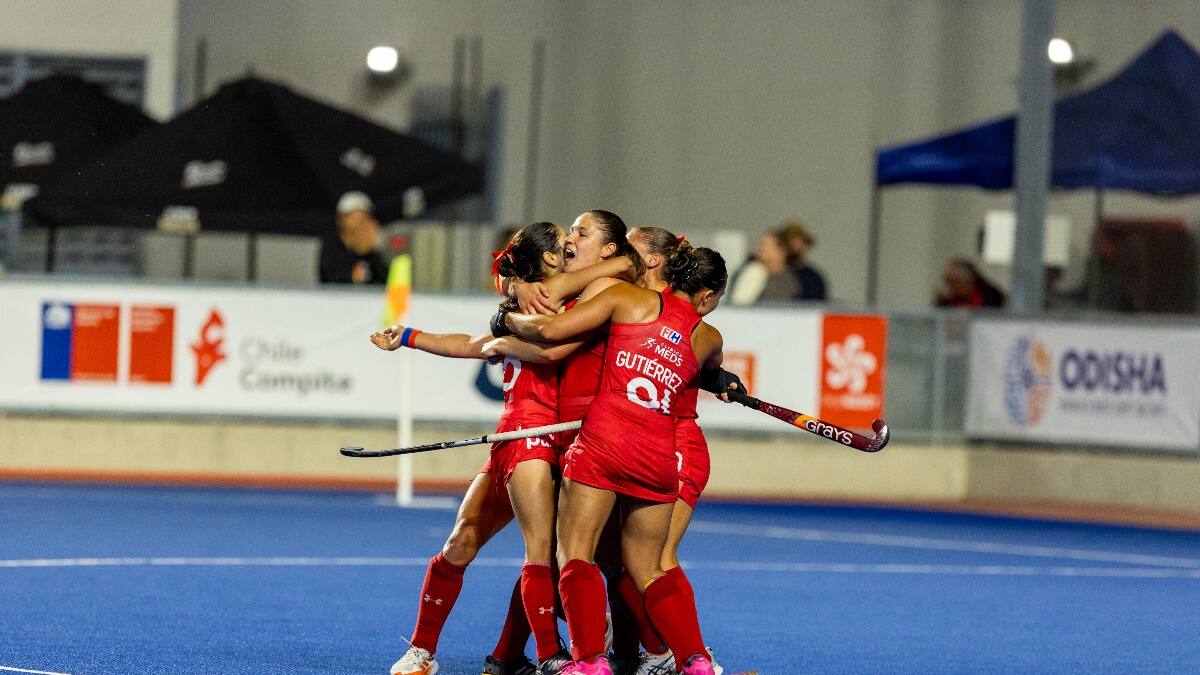 Las Diablas consiguen su primera victoria en el Mundial Femenino Junior Santiago 2025 y siguen con vida