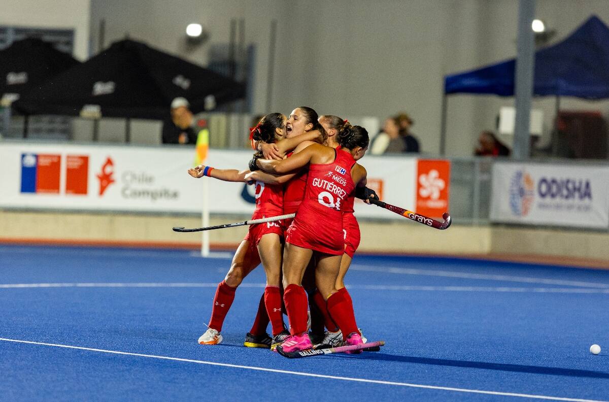 Las Diablas consiguen su primera victoria en el Mundial Femenino Junior Santiago 2025 y siguen con vida