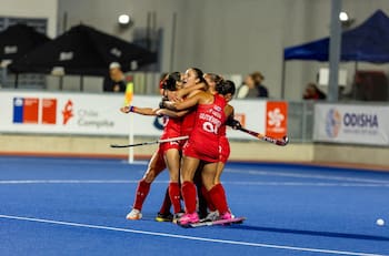 Las Diablas consiguen su primera victoria en el Mundial Femenino Junior Santiago 2025 y siguen con vida