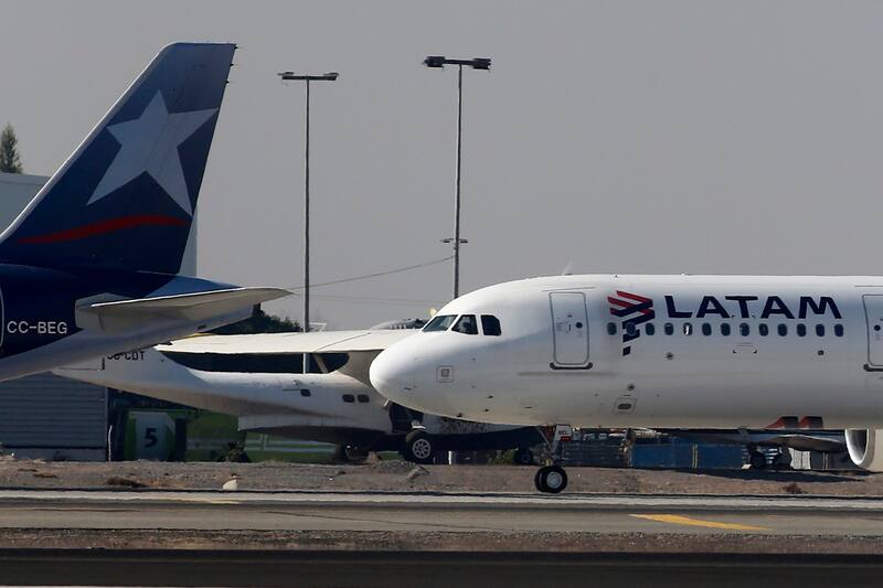 Analiza posible aumento en sus costos operacionales y sus efectos en la venta de pasajes.