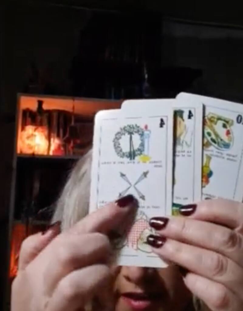 Latife Soto le lee las cartas a Jorge Valdivia. Créditos: Instagram.