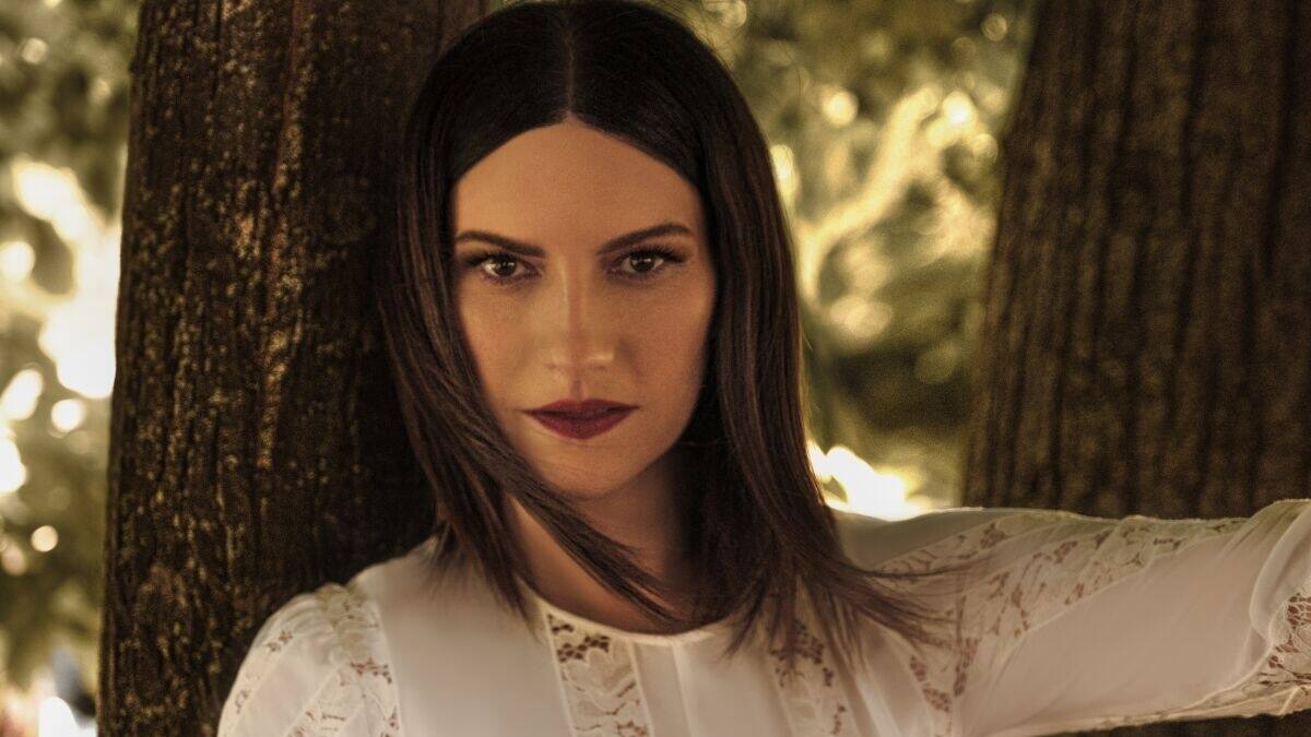 VIDEO: Laura Pausini sufre fuerte caída en pleno concierto en Milán