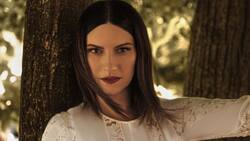 VIDEO: Laura Pausini sufre fuerte caída en pleno concierto en Milán