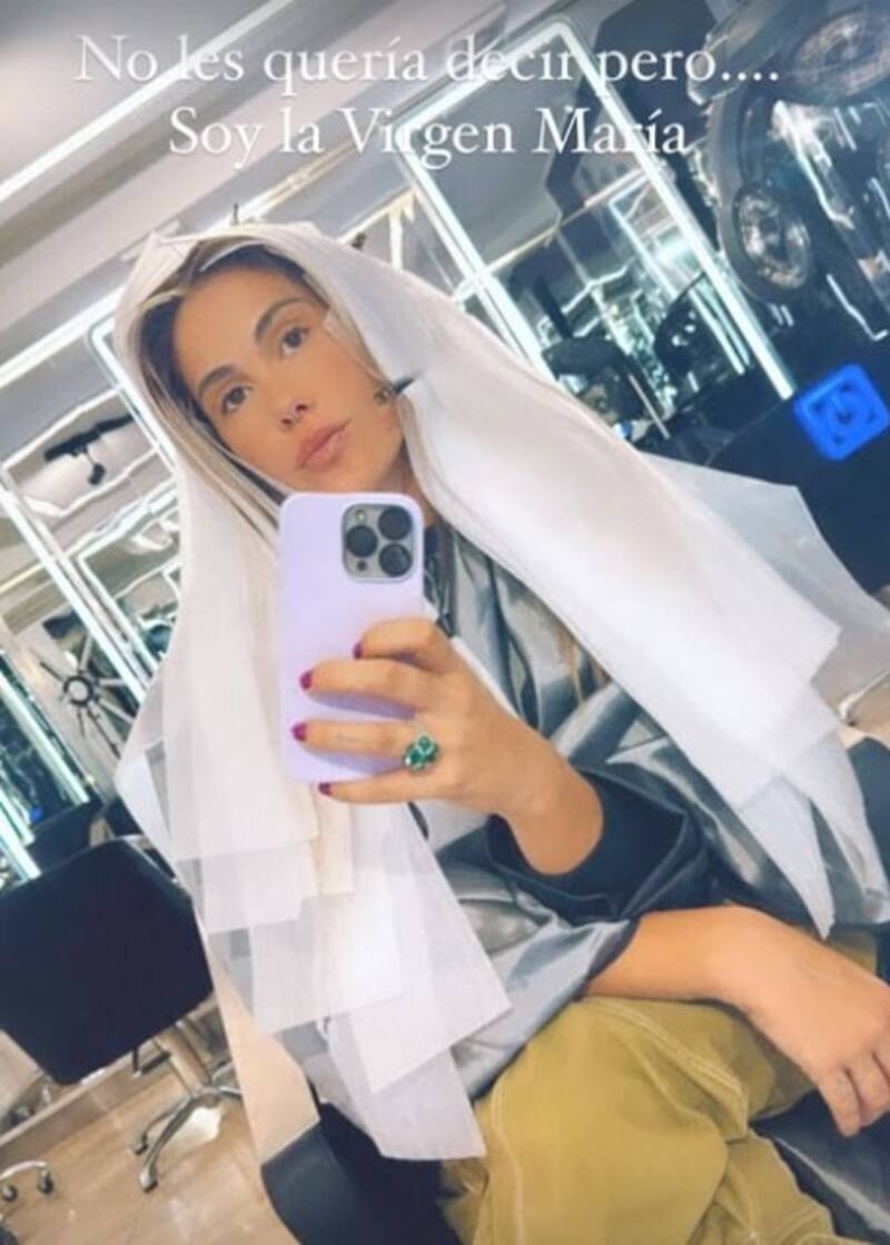 Laura Prieto se somete a cambio de look. Créditos: Instagram