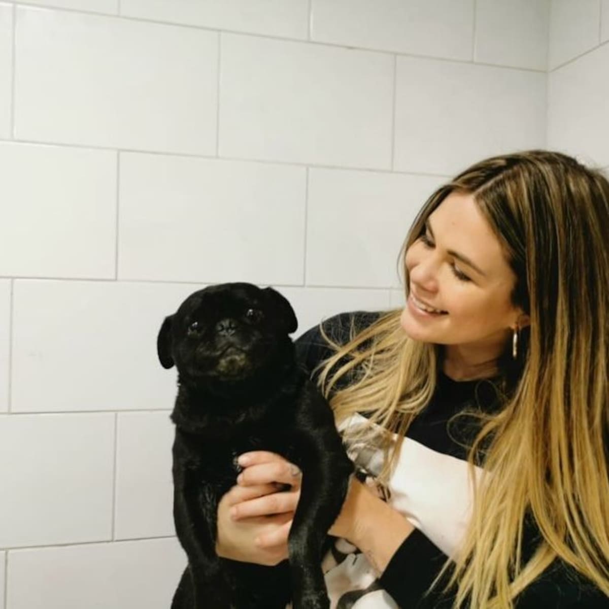 Laura Prieto junto a Abril