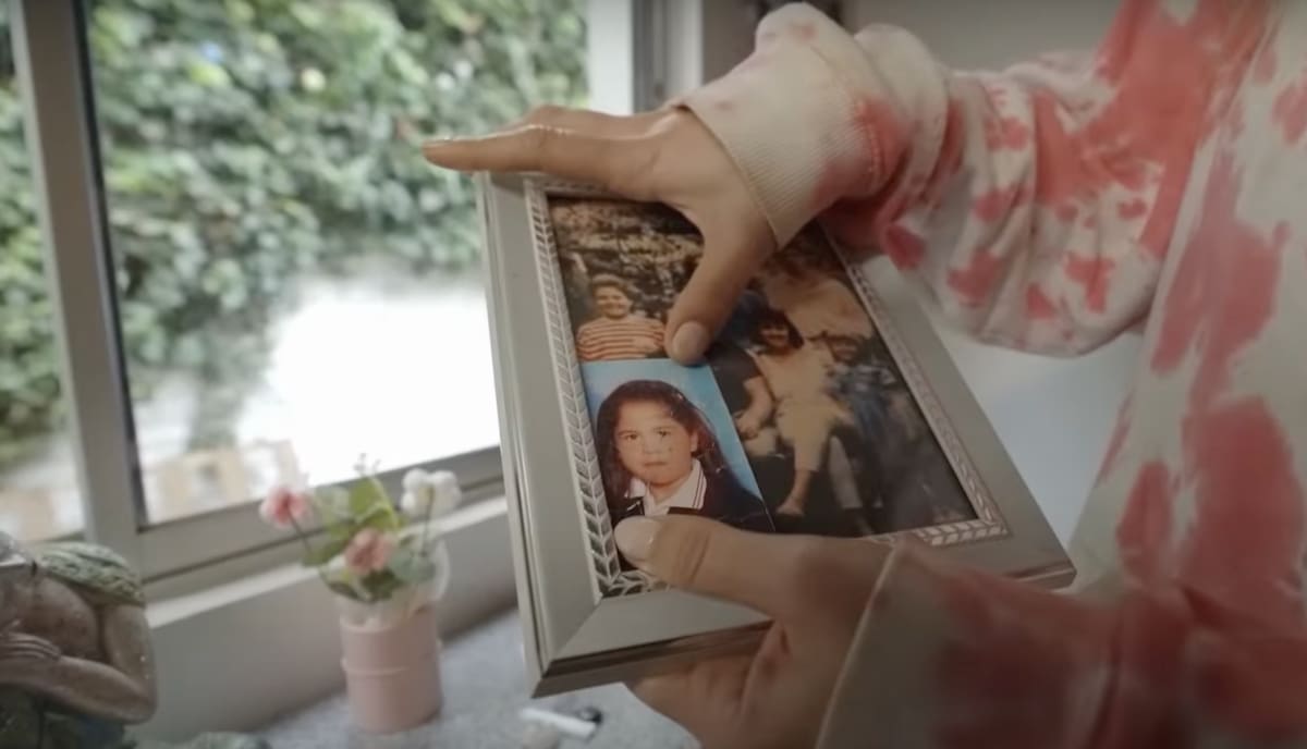 Laura Prieto mostró su recibidor lleno de fotos y recuerdos.