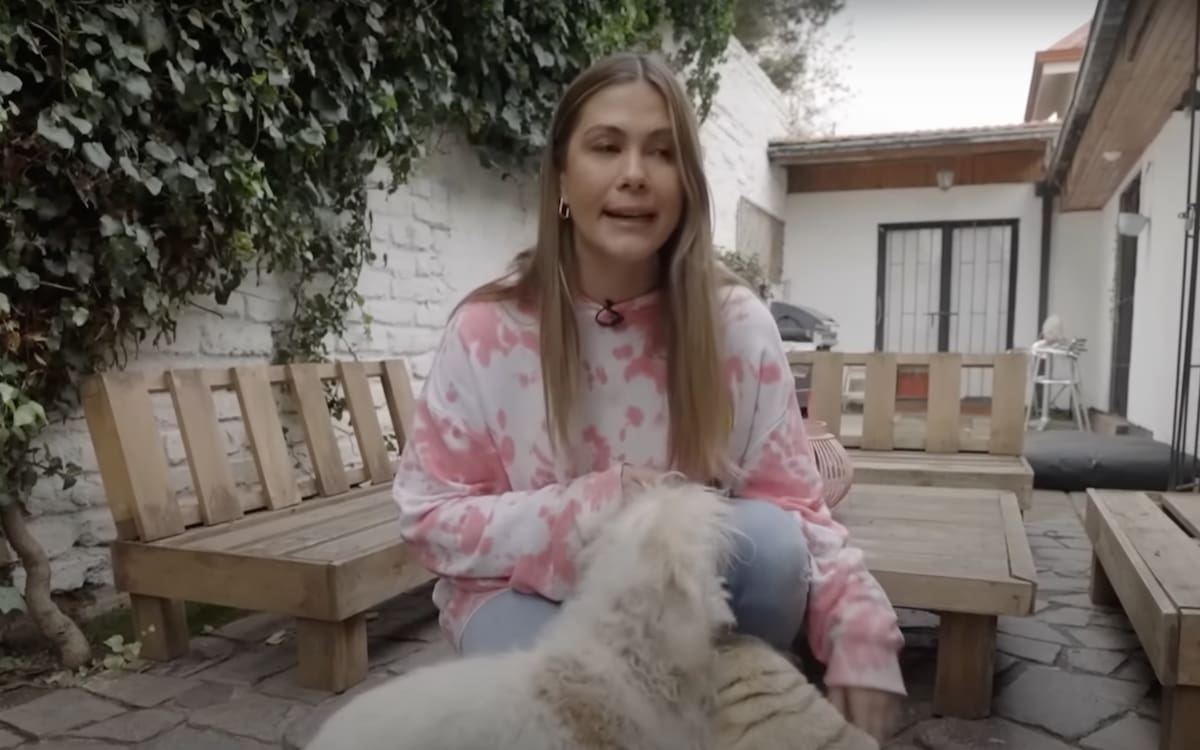 Laura Prieto muestra su casa y sus perritos.