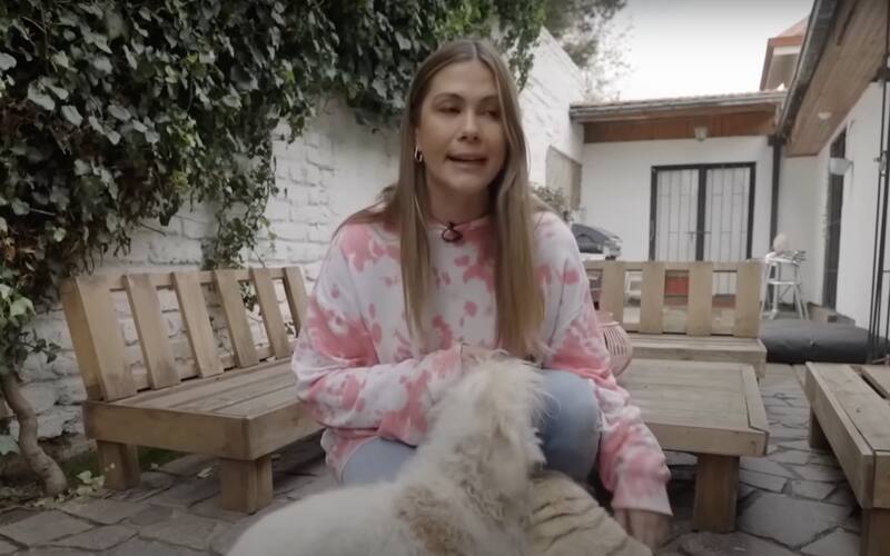 Laura Prieto muestra su casa y sus perritos.