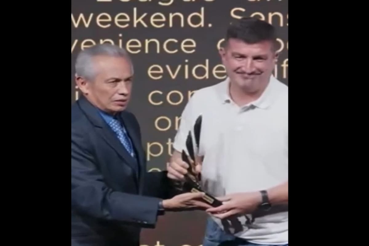 Pablo Vargas Zec recibe el premio de AIPS, por su trabajo publicado en En Cancha.