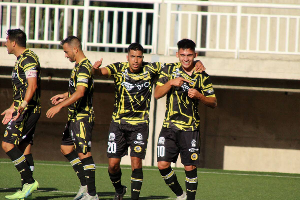 Lautaro de Buin se metió en la lucha por el ascenso. Crédito: Campeonatochileno.cl.