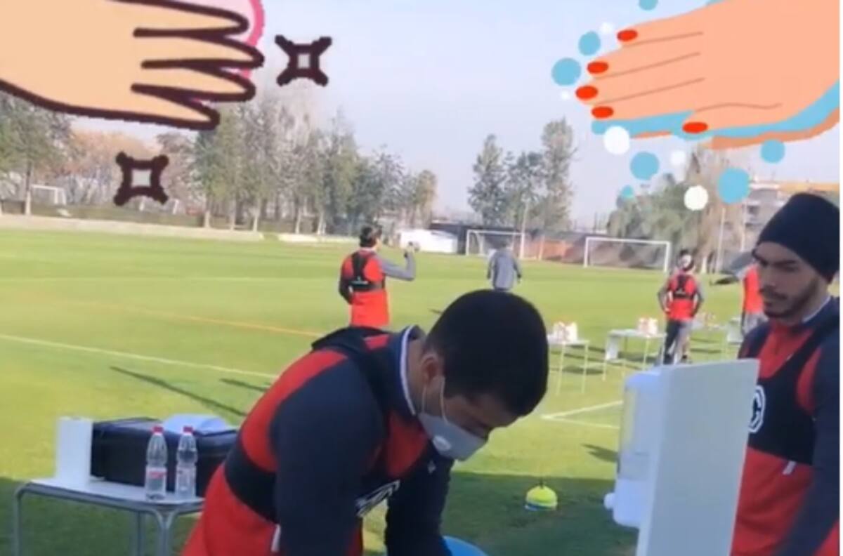Así es el lavado de manos de los jugadores en la práctica de Colo Colo