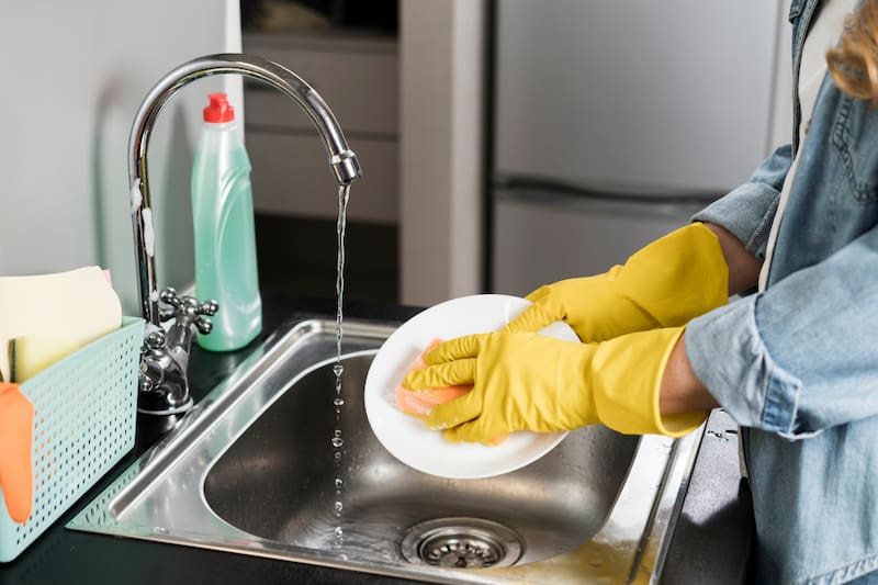 Según la experta en alimentación, hay ciertos pasos que se deben seguir sagradamente en cada ciclo de lavado para que quede impecable. Créditos: Freepik.