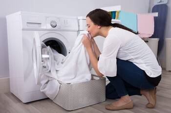 Este es el truco que elimina manchas y ahorra energía en cada lavado de ropa