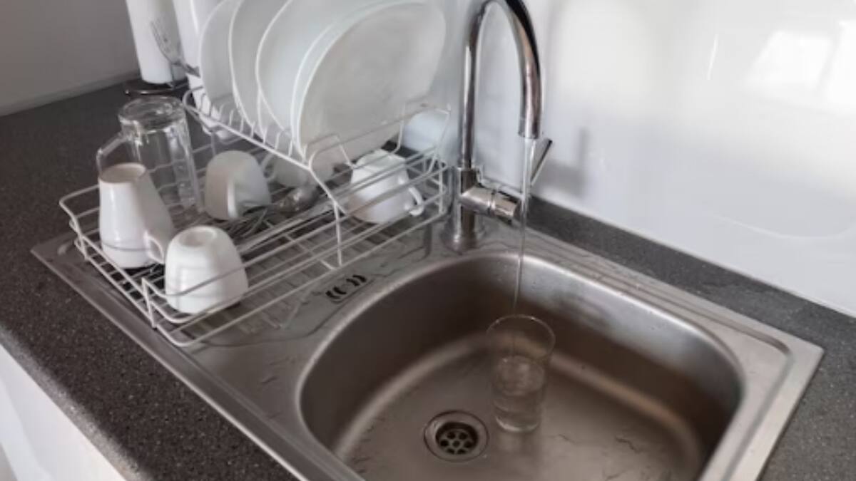 Ni químicos ni sal: Esta es la forma correcta de limpiar el lavaplatos y eliminar los malos olores del desagüe