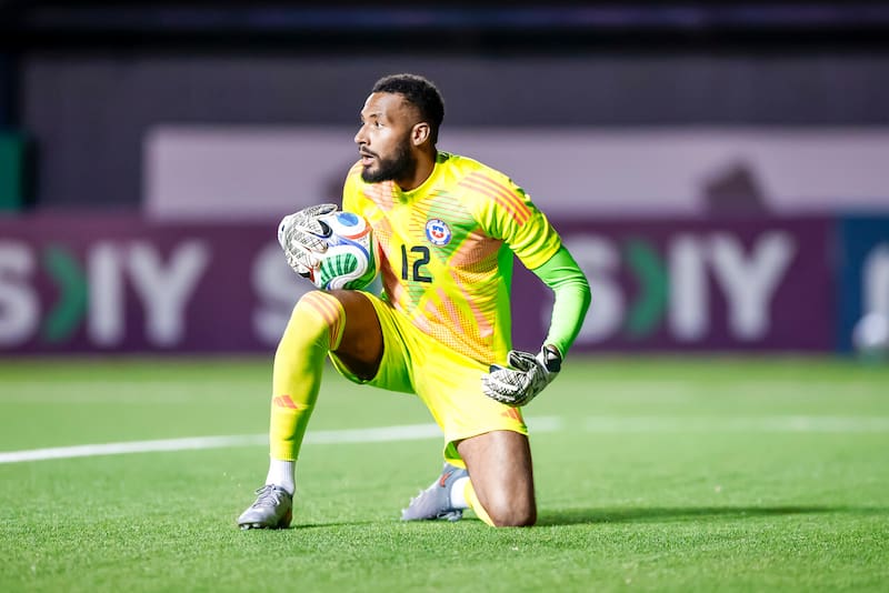El portero asoma con titular en La Roja. Foto: Agencia Aton.