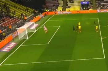 No pudo hacer mucho: Lawrence Vigouroux sufrió con un golazo al ángulo ante el Watford de Sierralta