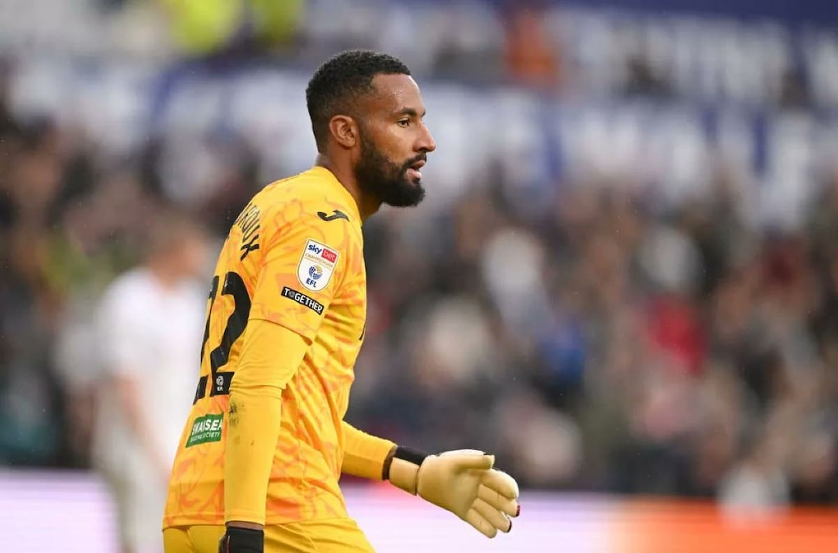 VIDEO | Lawrence Vigouroux vuelve a salvar al Swansea con estas grandes tapadas: una fue desde la línea