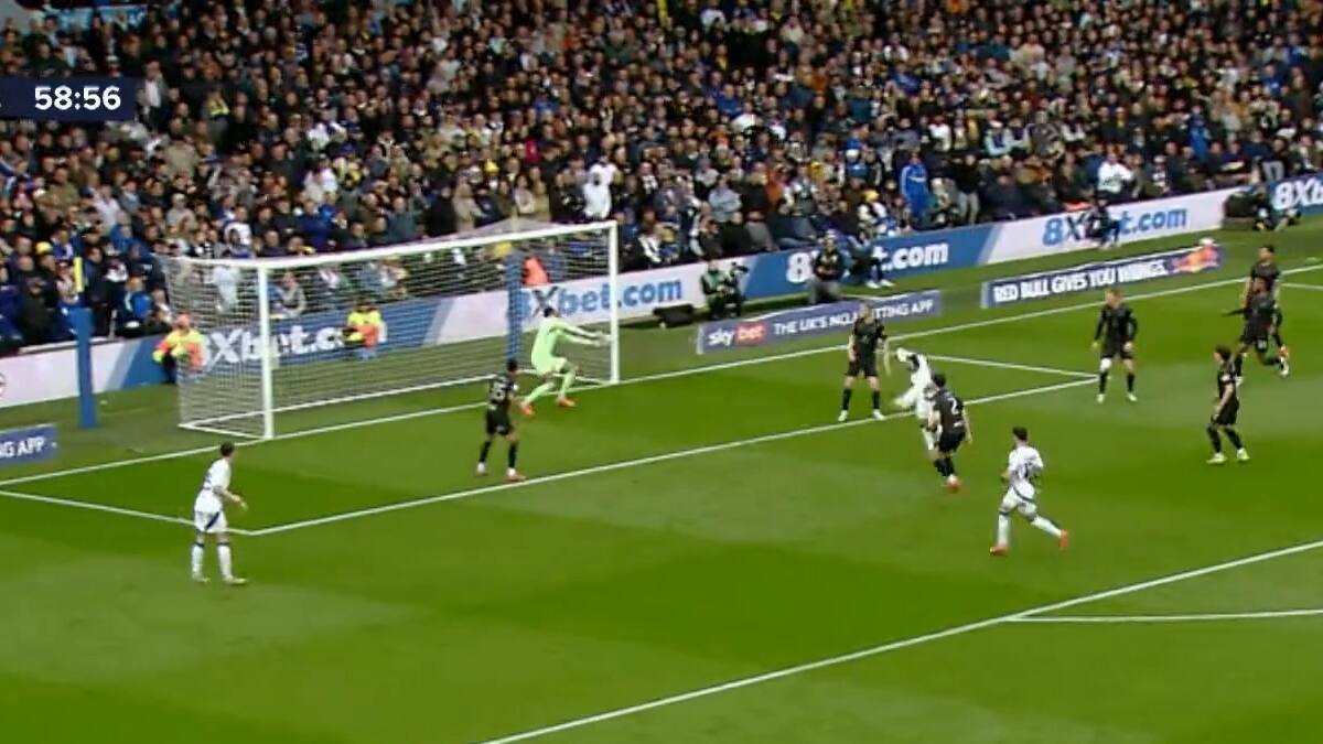 Lawrence Vigouroux le dio una mano a Ben Brereton y al Sheffield con esta gran atajada contra el Leeds