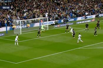 Lawrence Vigouroux le dio una mano a Ben Brereton y al Sheffield con esta gran atajada contra el Leeds