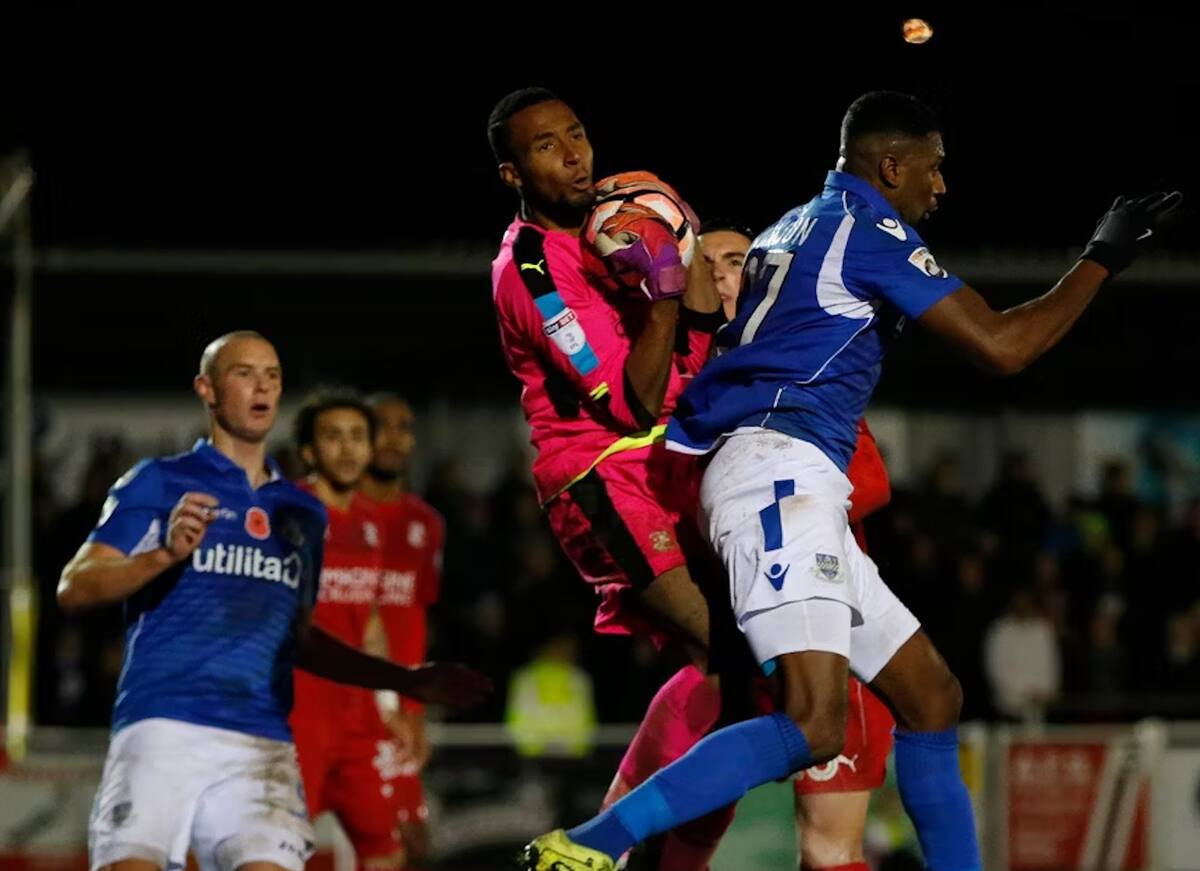 Lawrence Vigouroux deja Burnley para jugar en Swansea City.