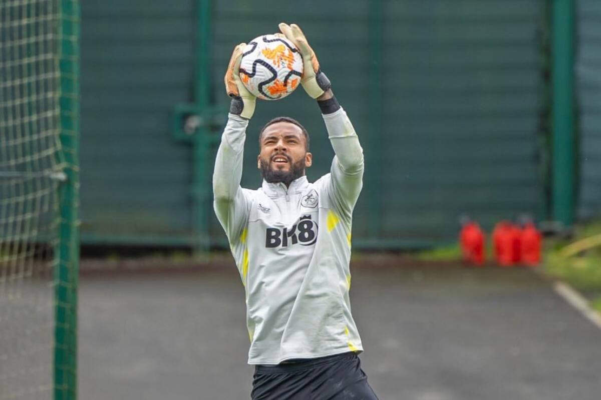 El portero chileno tendrá dura competencia en el arco del Burnley. (Foto: @burnleyofficial)