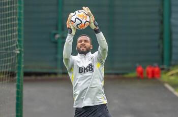 Competencia para el chileno: Burnley busca arquero del City para pelear el puesto con Lawrence Vigouroux