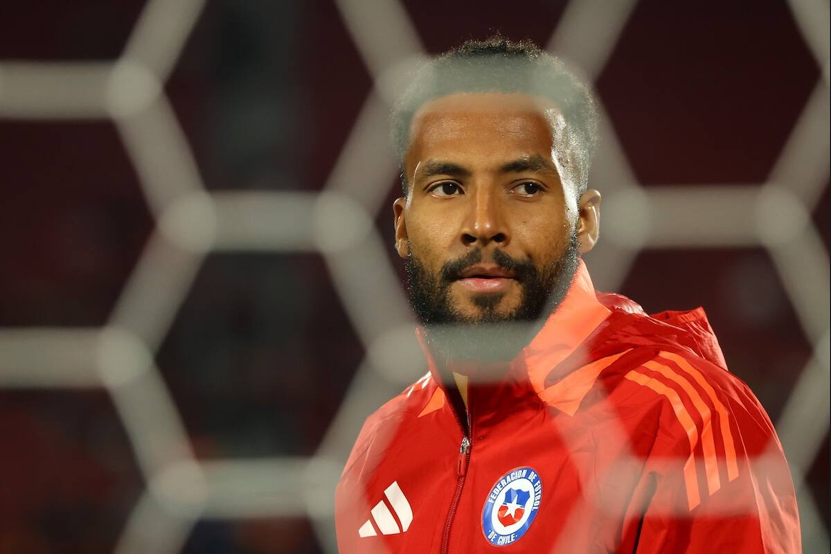 jugó sus dos primeros partidos oficiales con la selección chilena.