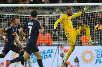 VIDEO | Con un insólito autogol incluido: la tarde de pesadilla de Vigouroux en Inglaterra ante el Leeds