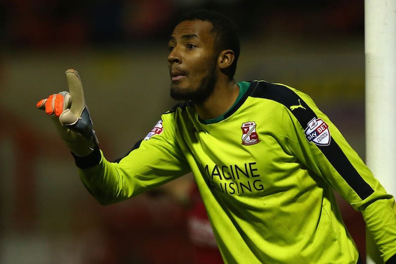 jugando para el Swindon Town.