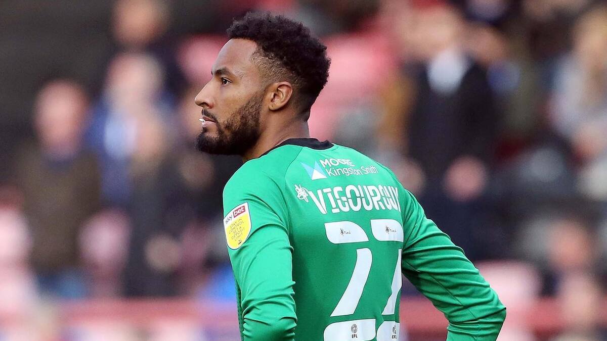 VIDEO | La última es notable: tremendas atajadas de Lawrence Vigouroux en derrota del Swansea