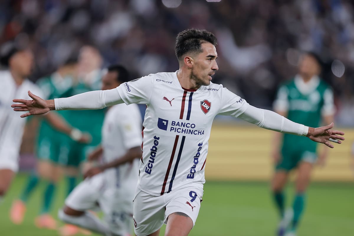 Lisandro Alzugaray de LDU Quito celebra un gol este jueves, en un partido de semifinal de la Copa Libertadores. Foto: EFE.