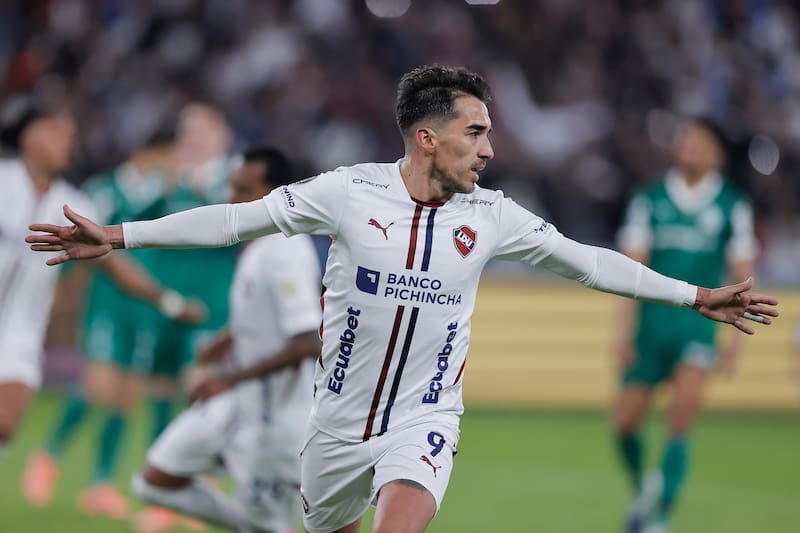 Lisandro Alzugaray de LDU Quito celebra un gol este jueves, en un partido de semifinal de la Copa Libertadores. Foto: EFE.