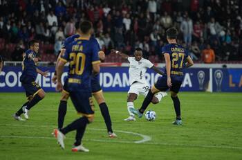 Magallanes resiste solo un tiempo y termina goleado ante LDUQ por la Copa Sudamericana