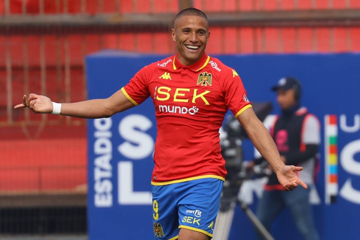 celebrando su gol en el triunfo de Unión Española sobre Cobreloa.