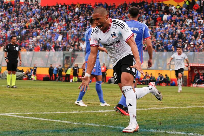 celebrando su gol ante la U en el Santa Laura.