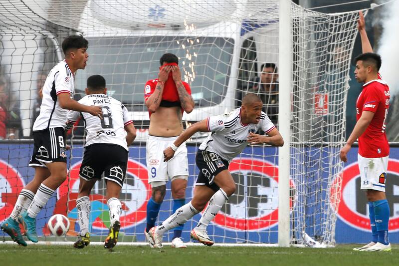 celebrando el empate parcial de Colo Colo ante la UC (Foto: Aton)