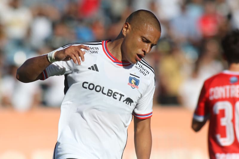 se llena de críticas por su rendimiento en Colo Colo. (Foto: Photosport)