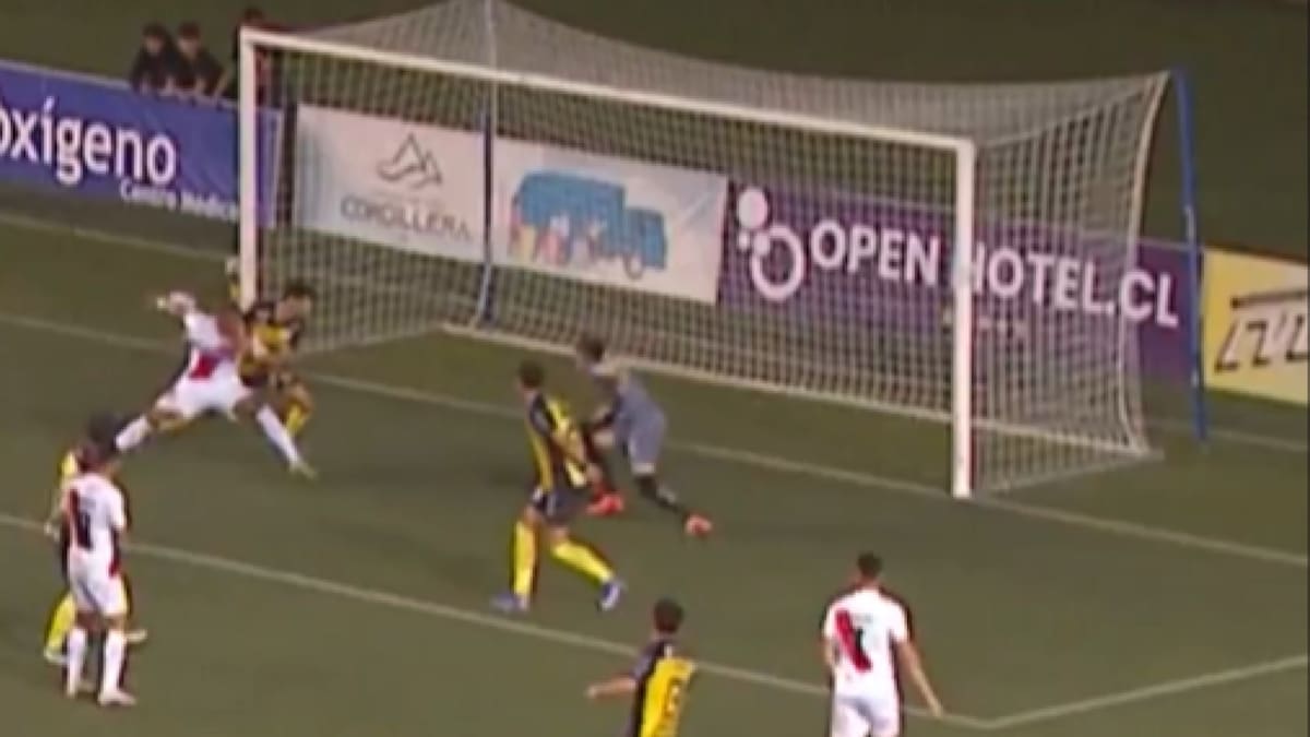 VIDEO | Escándalo en la Primera B: Leandro Benegas hace un gol con la mano y desata la furia de Chupete Suazo