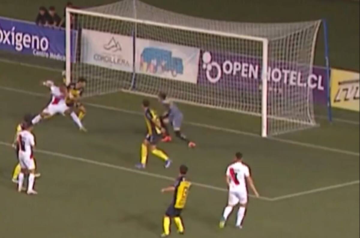 VIDEO | Escándalo en la Primera B: Leandro Benegas hace un gol con la mano y desata la furia de Chupete Suazo