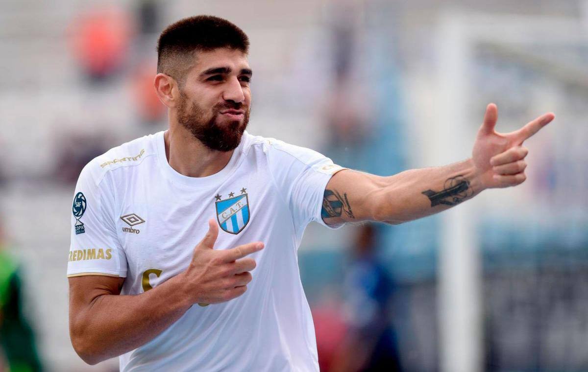 Es hincha acérrimo de Atlético Tucumán.