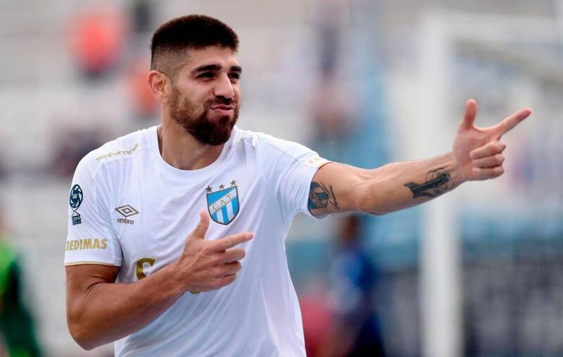 Es hincha acérrimo de Atlético Tucumán.