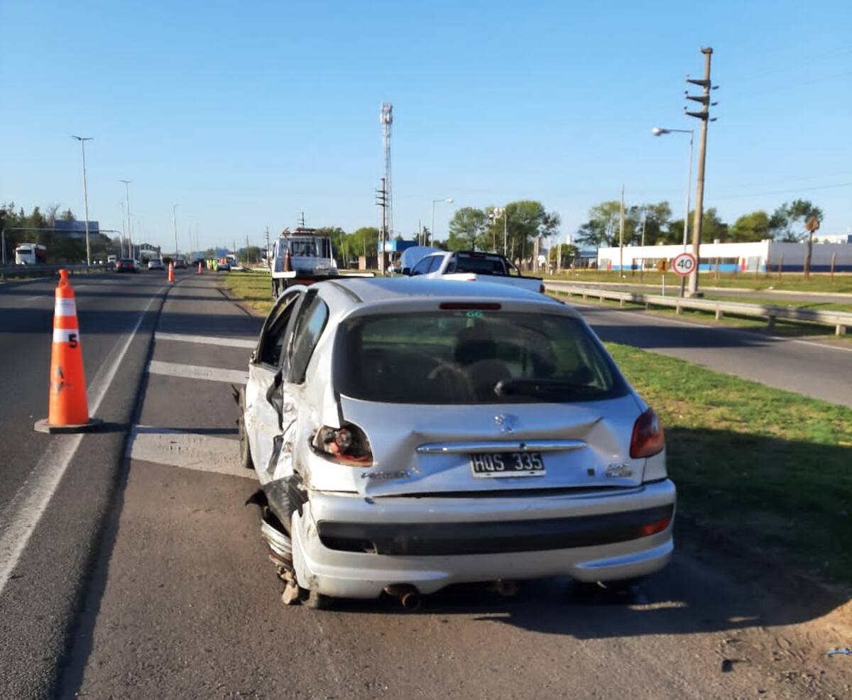 La camioneta blanca sobre el pasto pertenece a Leandro Fernández. Fue incautada luego del accidente.