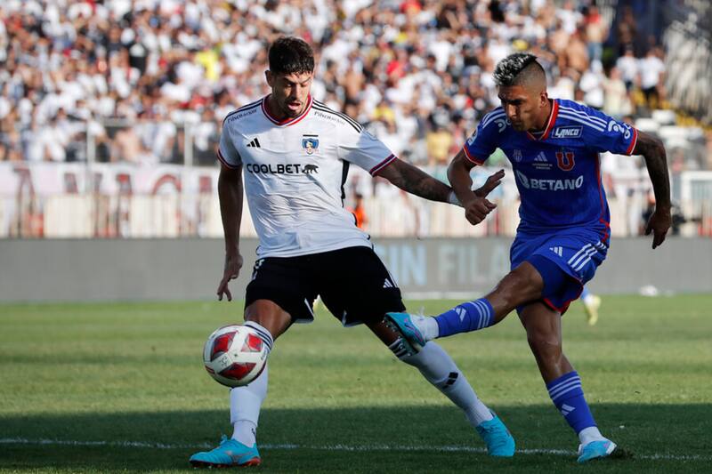 Leandro Fernández enfrentando a Colo Colo. Foto: Aton